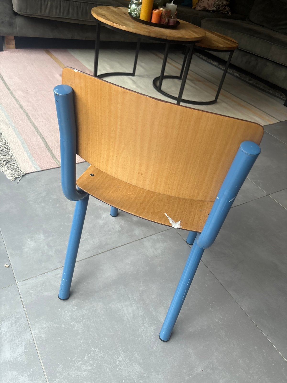 Vintage schoolstoel met blauw metalen frame en houten zittin, Ophalen, Gebruikt, Blauw, Eén