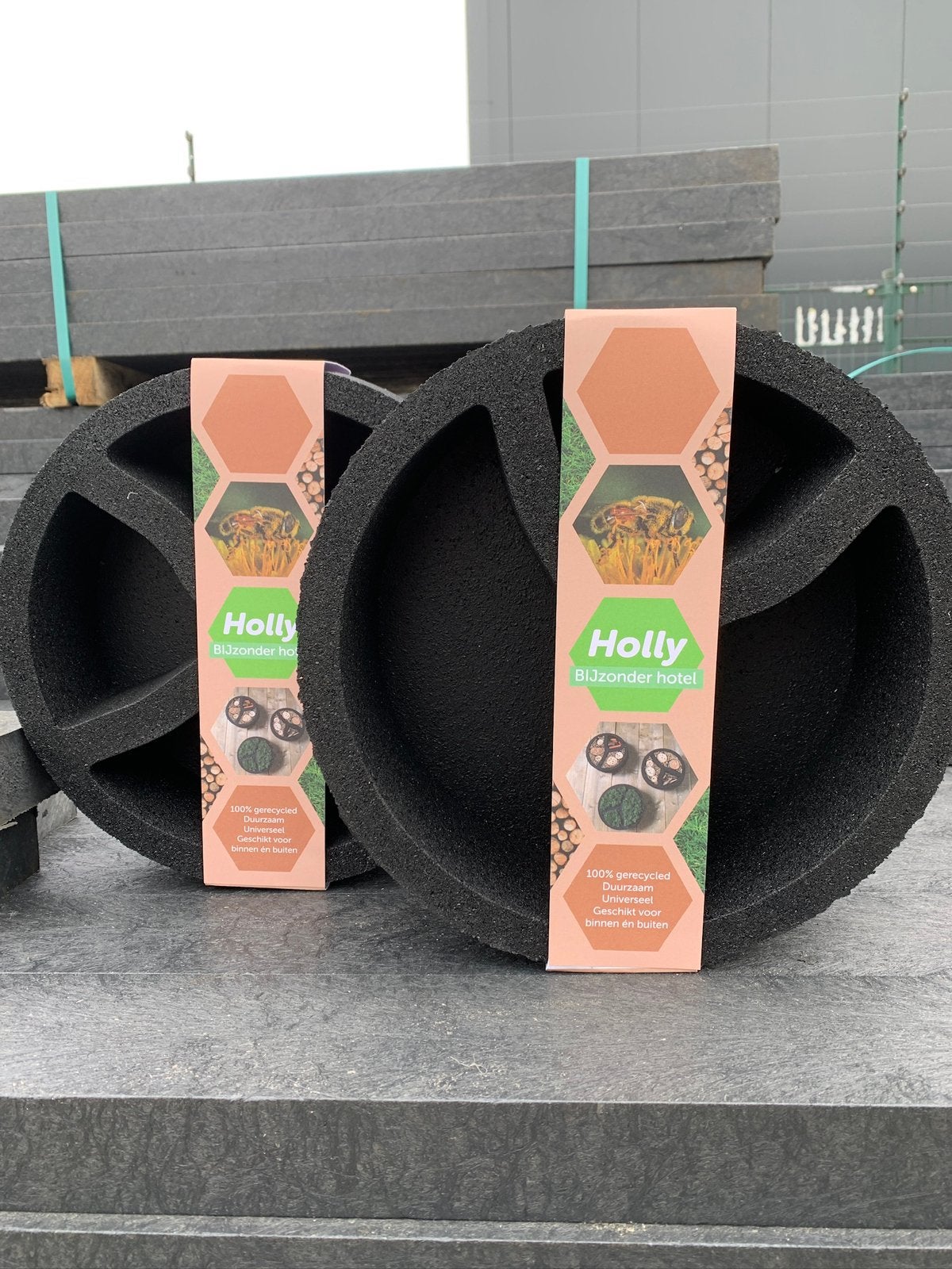 Bijenhotel wat niet meer rot! Holly is gemaakt van rubber, Bijen