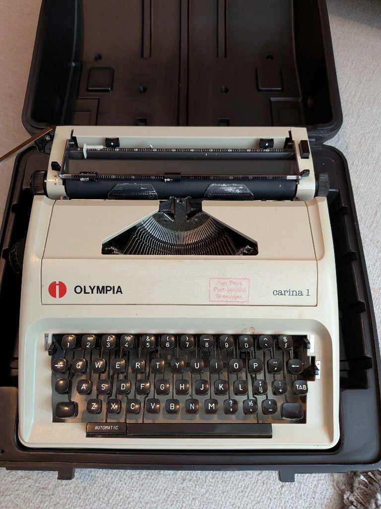 Vintage typemachine Olympia Carina 1 met koffer (Hengelo), Ophalen, Gebruikt
