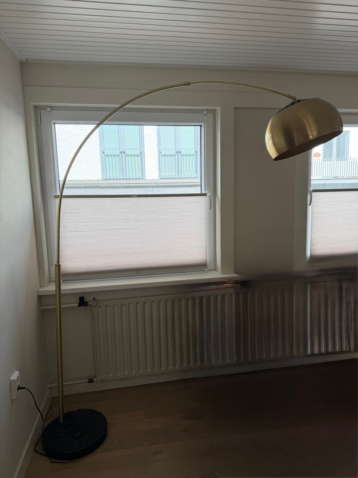 Gouden booglamp met zwarte marmeren voet, Huis en Inrichting, Lampen | Vloerlampen, Ophalen, E27 (groot), Zo goed als nieuw, Metaal
