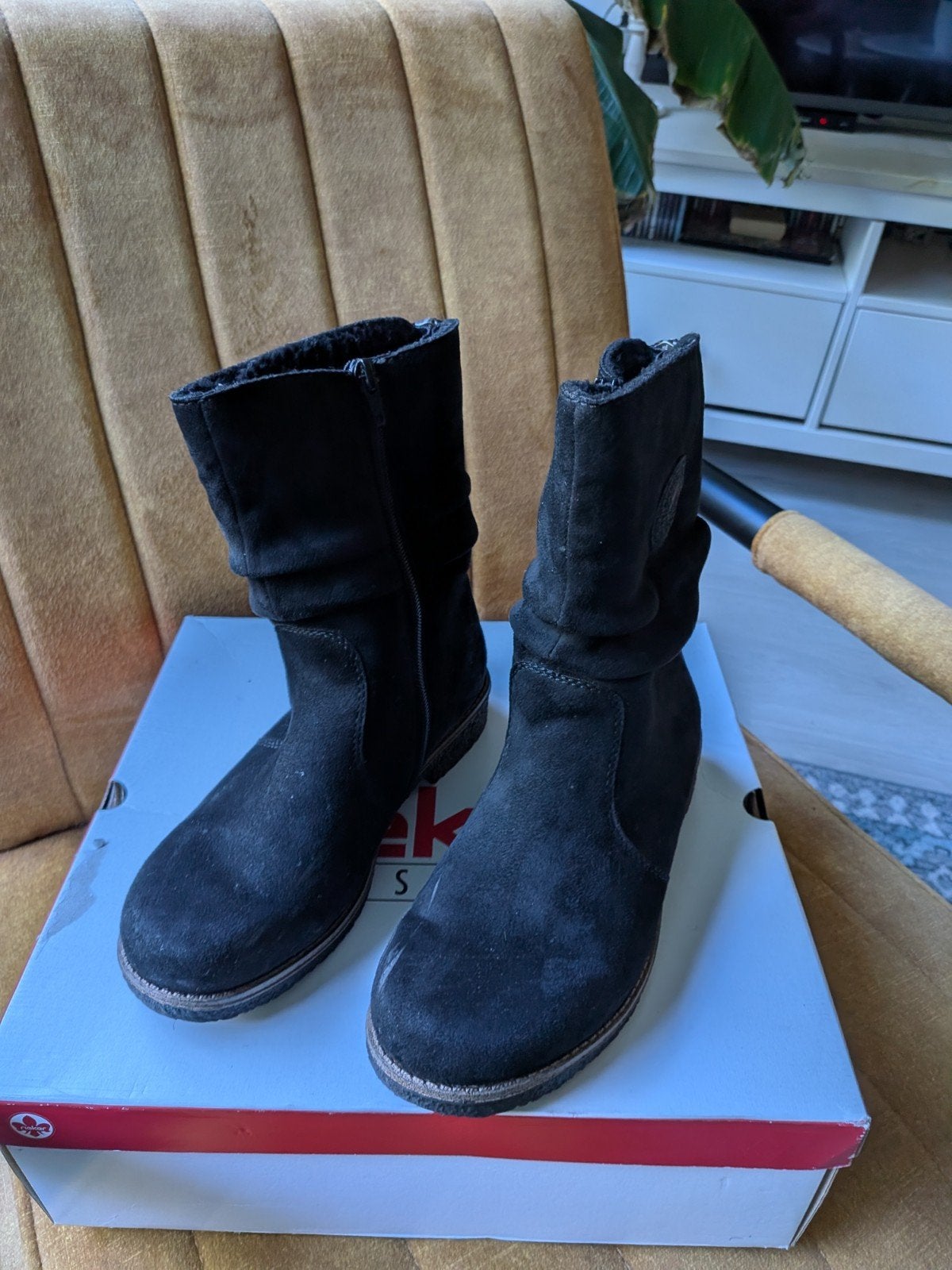 te koop: Rieker dames laarsjes, zwart suède, maat 37, Zwart, Ophalen of Verzenden, Zo goed als nieuw, Rieker