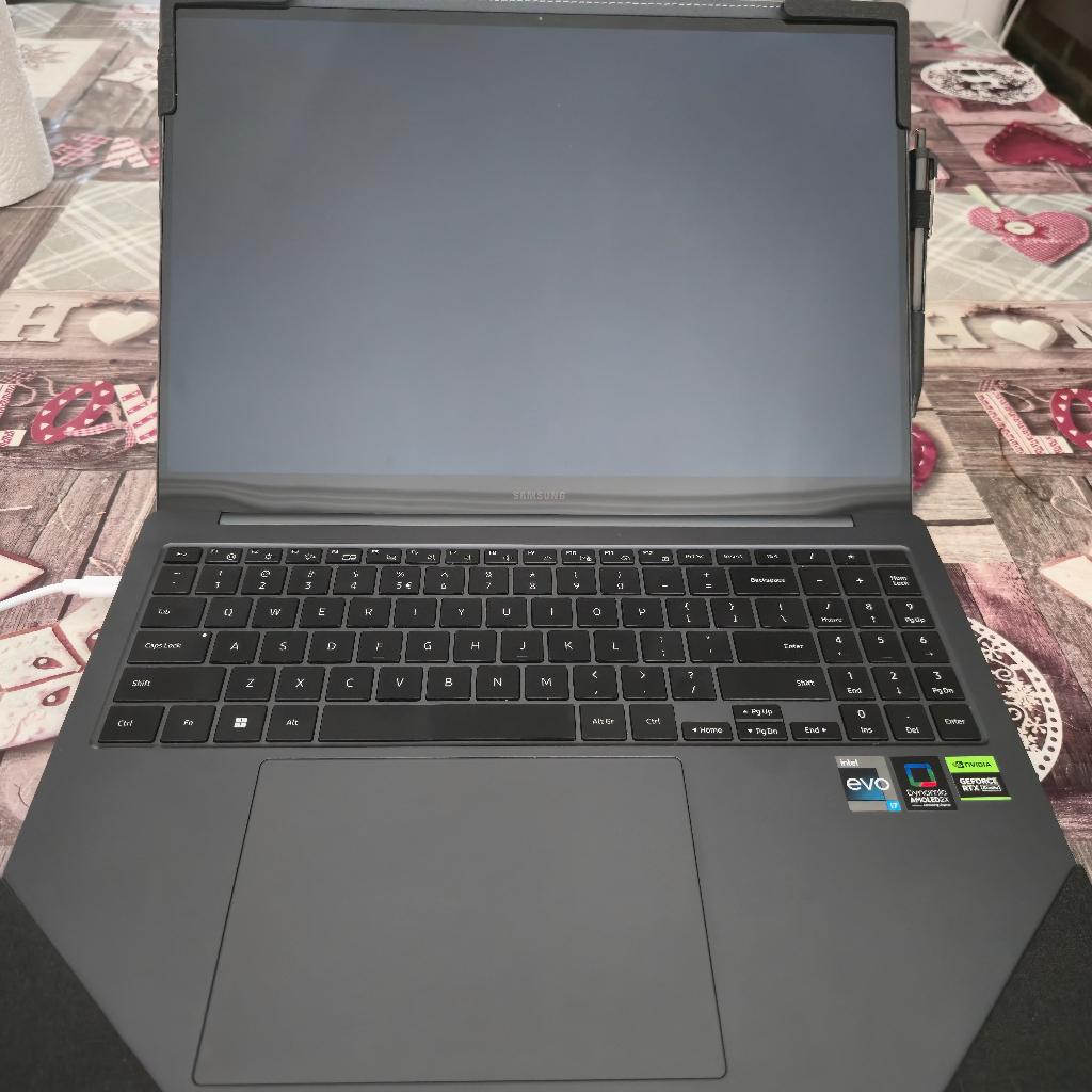 Samsung Galaxy Book 3 Ultra, Met videokaart, 2 tot 3 Ghz, Qwerty, Intel® Core™ i7 