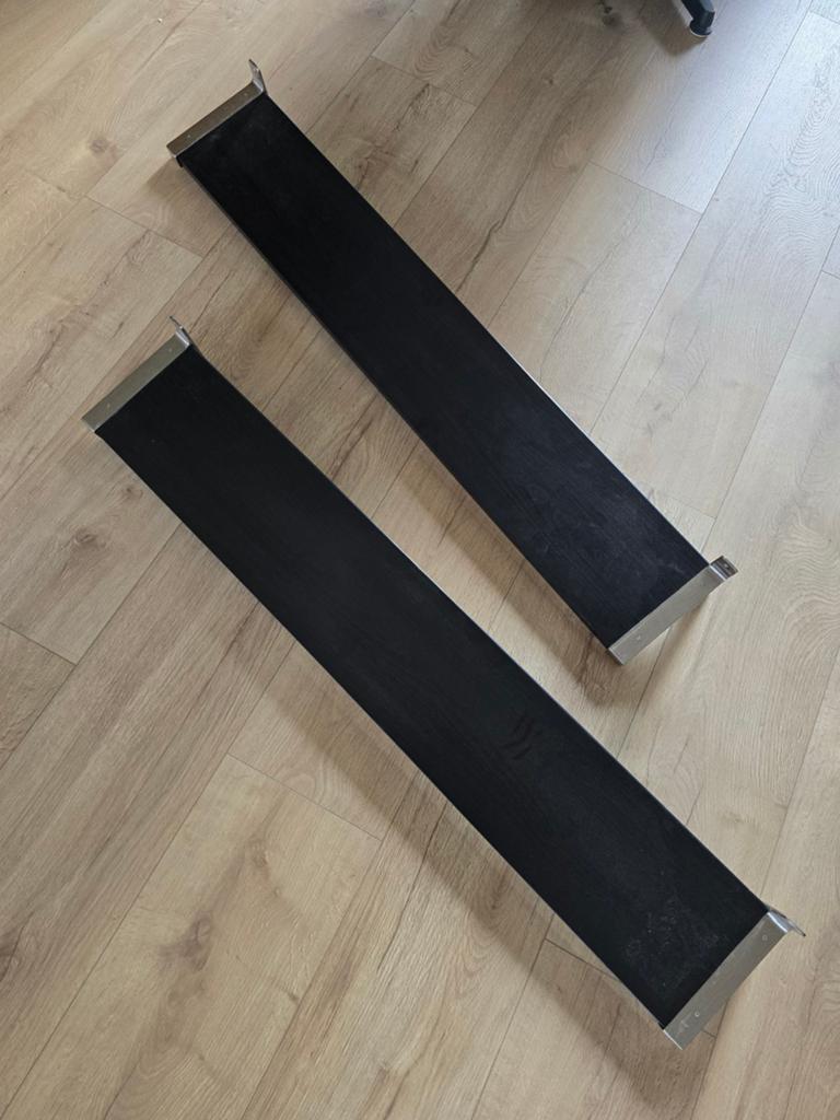 Twee wandplanken van Ikea, Ophalen