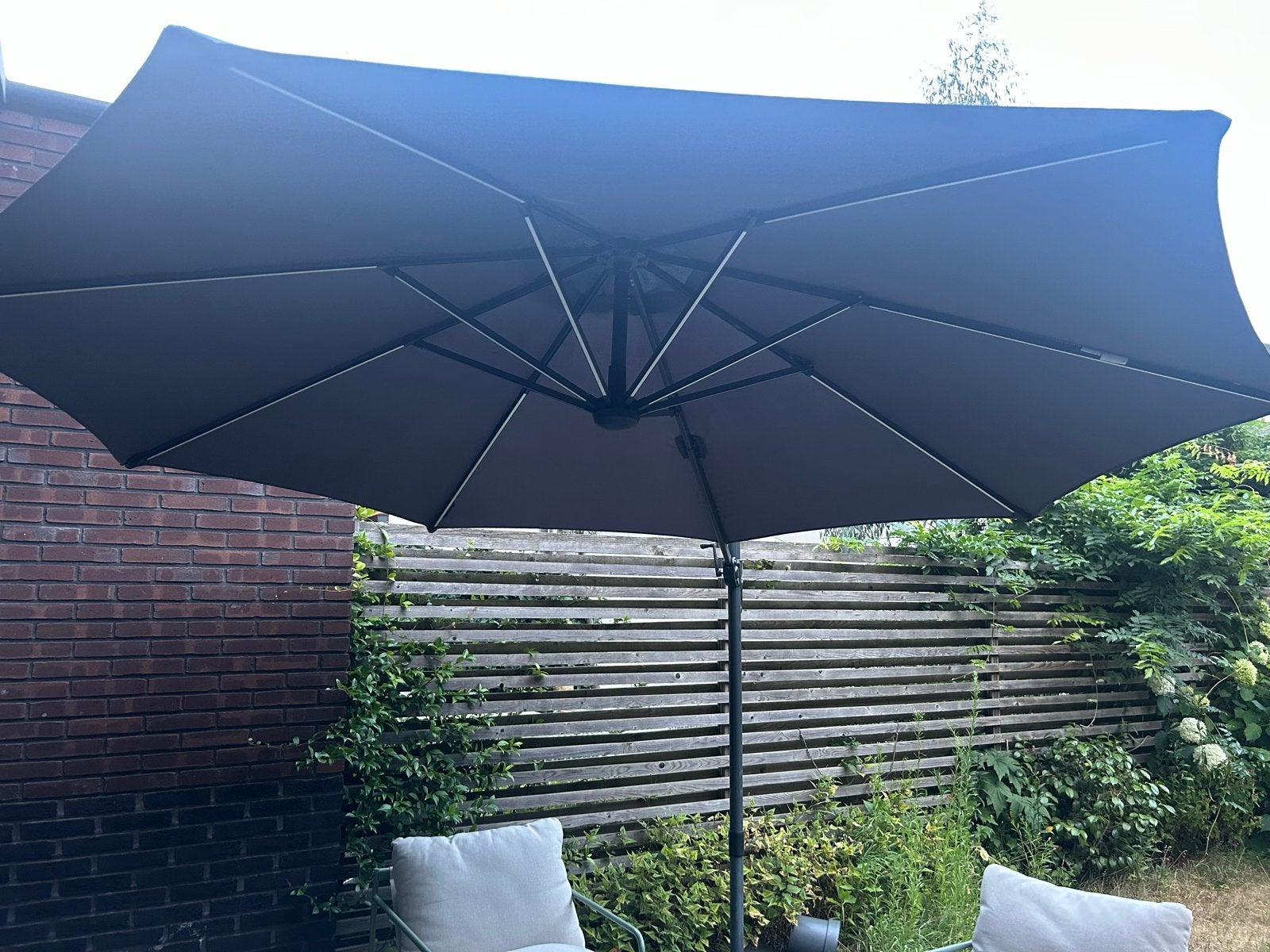 Zweefparasol - Grijs - Zo goed als nieuw, Tuin en Terras, Parasols, Ophalen, Kantelbaar, 2 tot 3 meter, Zweefparasol