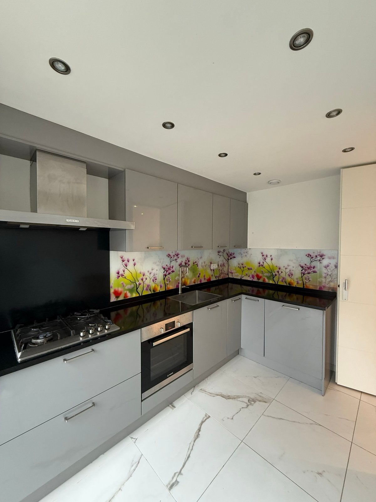 Complete modern keuken 335x151 cm incl. Bosch apparatuur., Ophalen, Gebruikt, Hoekkeuken, Graniet of Steen