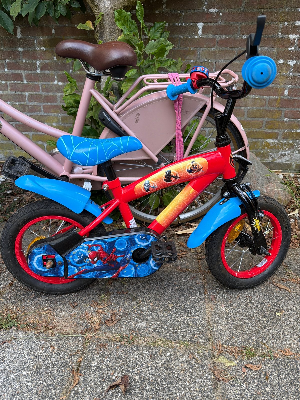 Spiderman kinderfietsje 12 inch - Zo goed als nieuw, Ophalen, Zo goed als nieuw, Minder dan 16 inch, Zijwieltjes