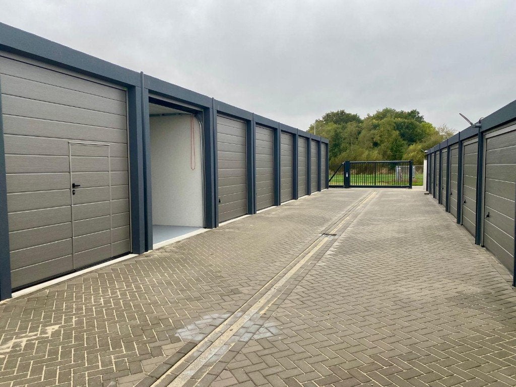 Te huur garagebox / bedrijfsunit 32m² Enschede, 32 m², Huur, Opslag of Loods