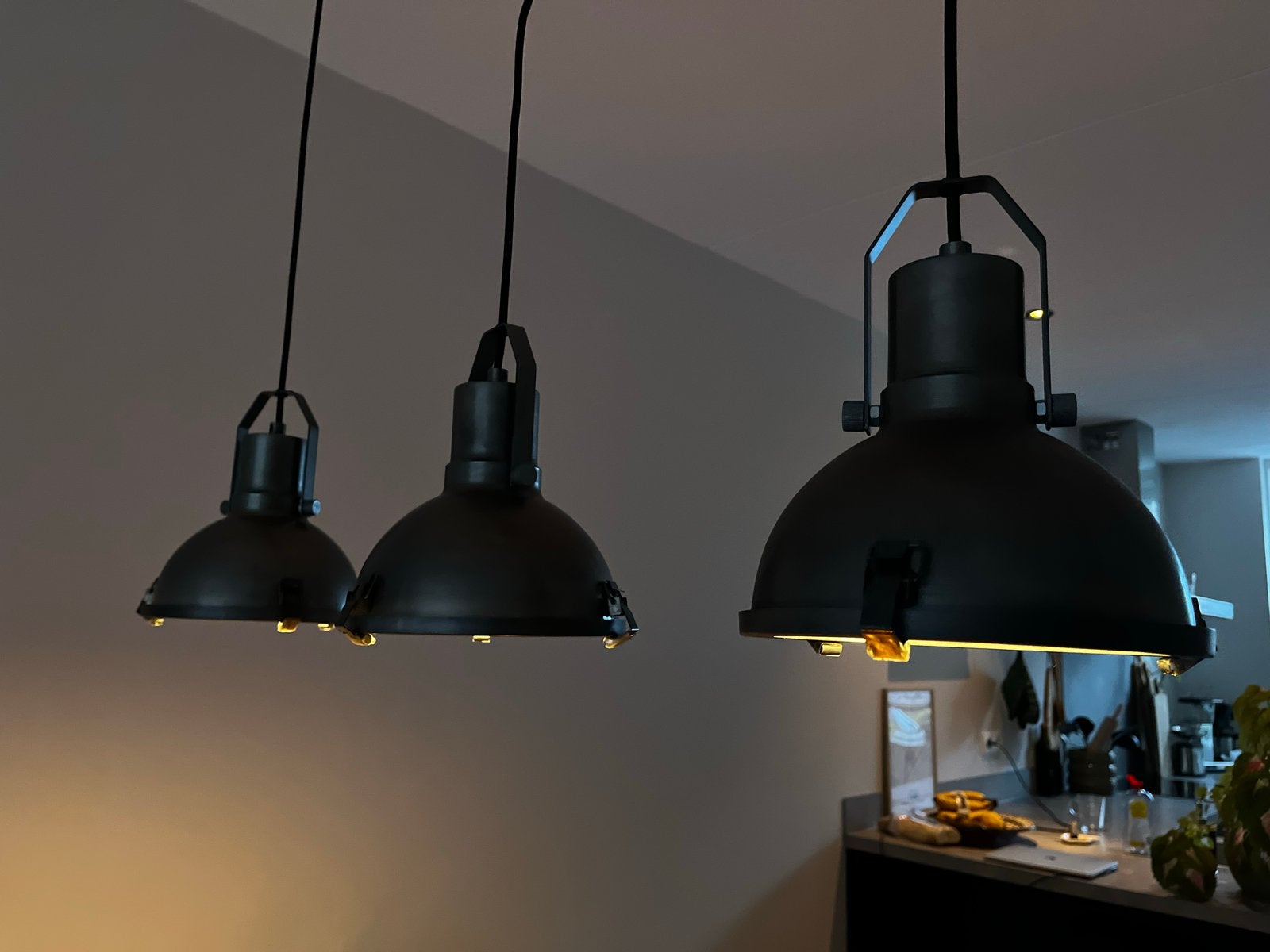 Foto 4 van Industriële hanglamp 3 kappen - Magnus zwart metaal