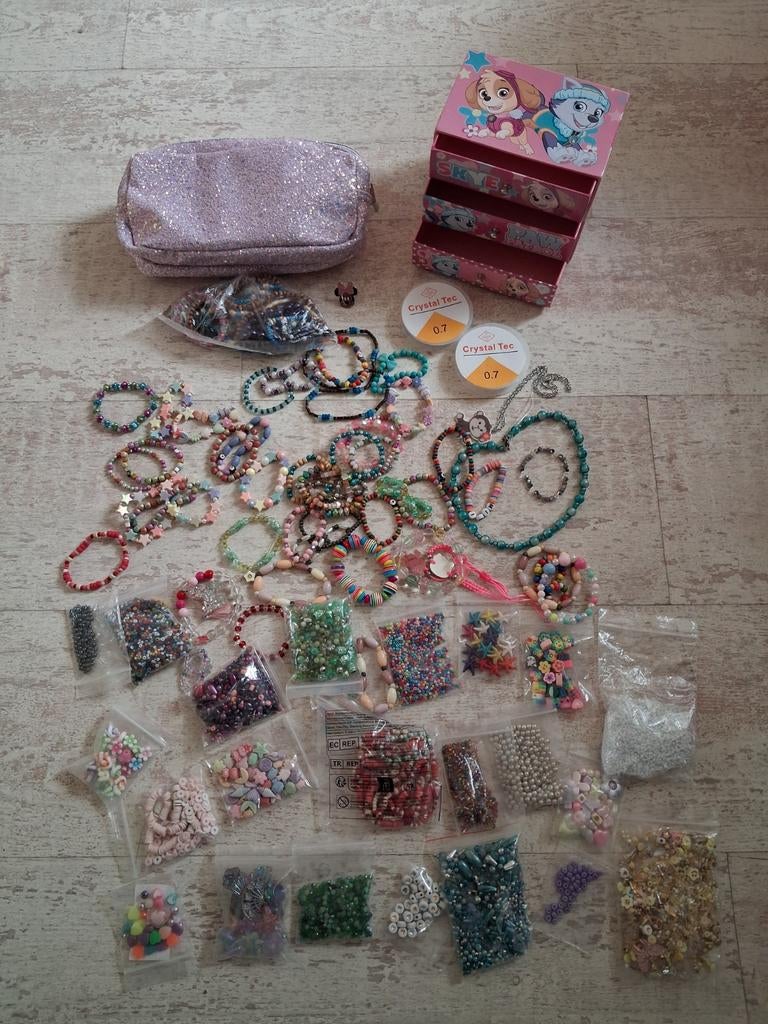 Partijtje kralen,armbandjes en sieradendoosje., Ophalen of Verzenden, Nieuw, Kraal