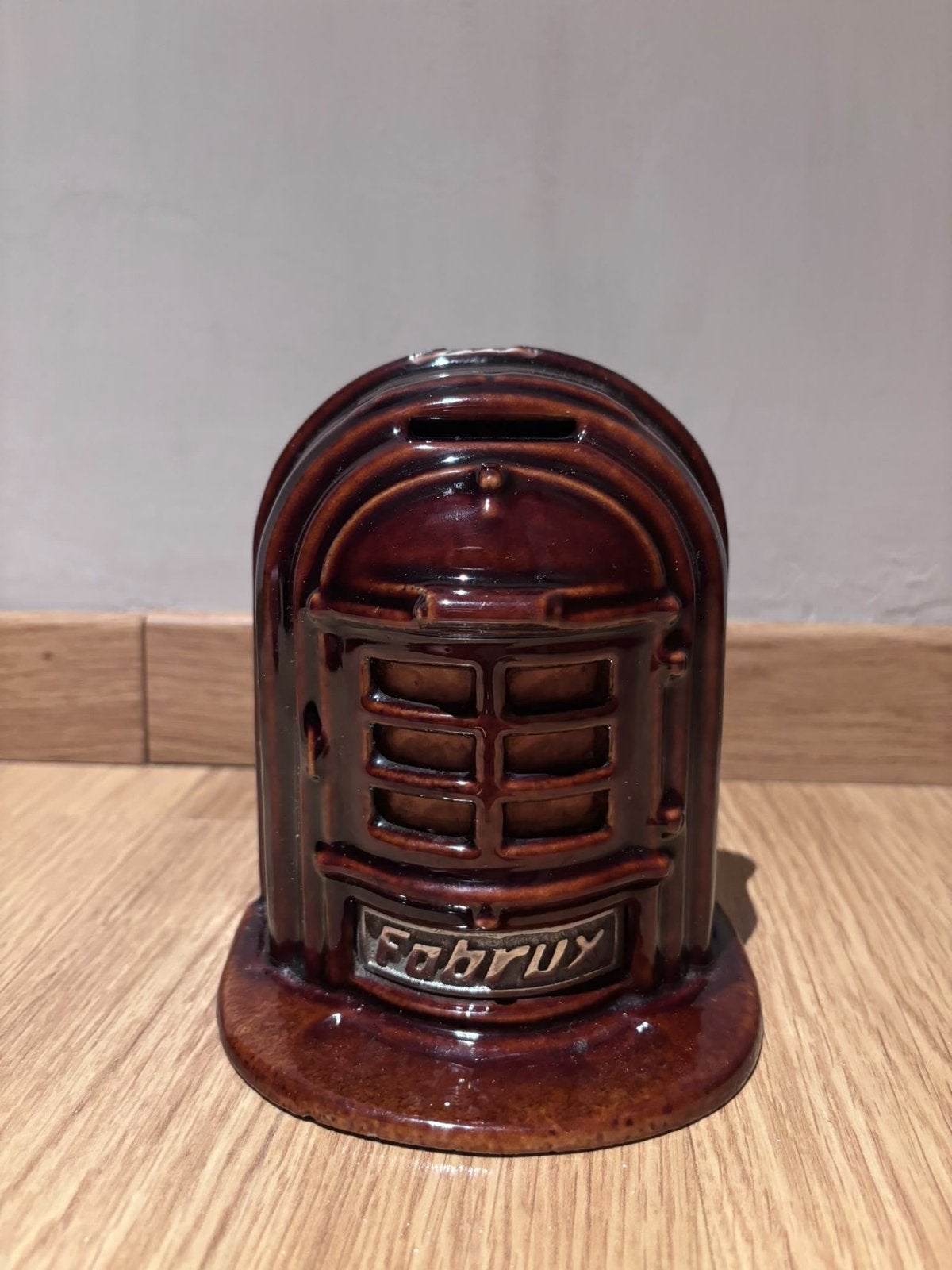 Vintage Fabrux Spaarpot Kachelmodel - Bruin Keramiek, Ophalen of Verzenden, Zo goed als nieuw, Steen, Aardewerk of Keramiek, Overige thema's