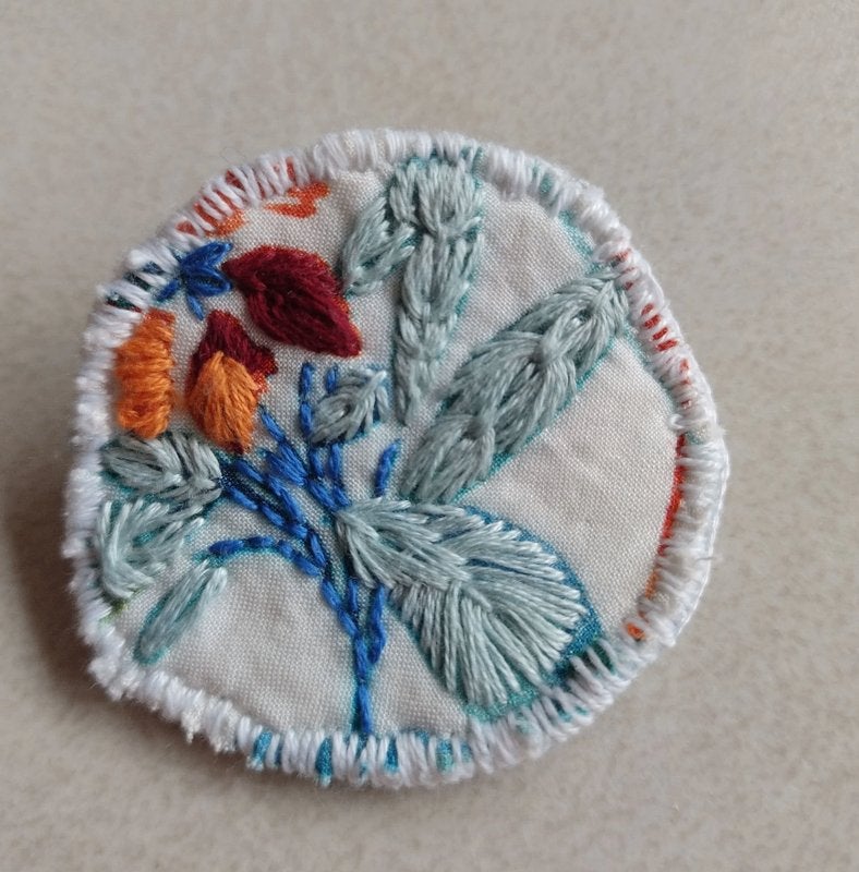 Handgemaakte broche geborduurd rond bloemen wit blauw, Overige materialen, 4 tot 7 cm, Wit, Nieuw