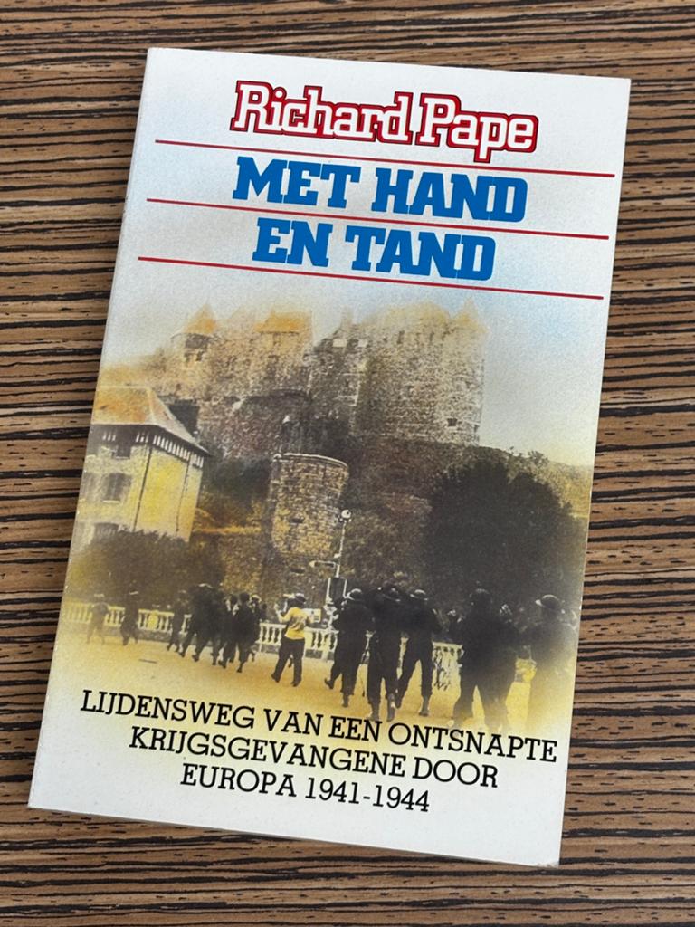 Met hand en tand, Ophalen of Verzenden, Tweede Wereldoorlog, Zo goed als nieuw