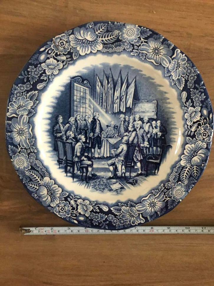 Wedgwood Delftsblauw bord met historisch tafereel, Ophalen of Verzenden
