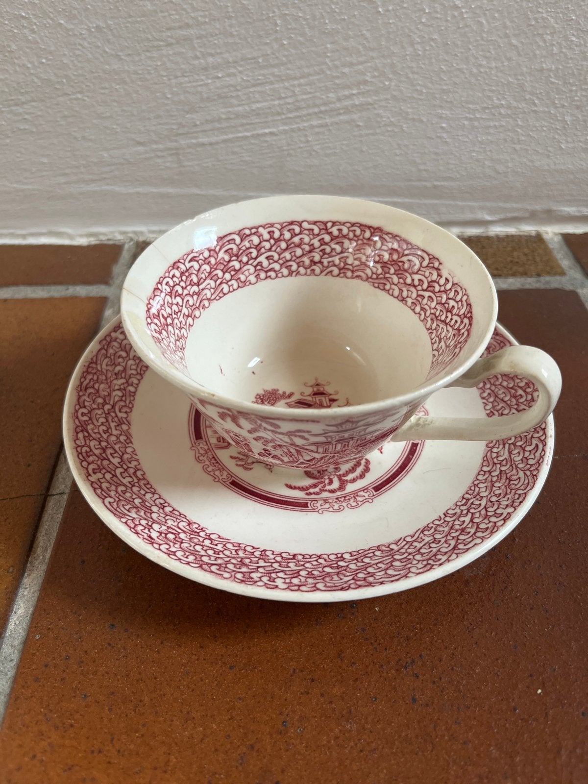 Antieke Kop en Schotel Petrus Regout Honc Rood – 1920, Ophalen