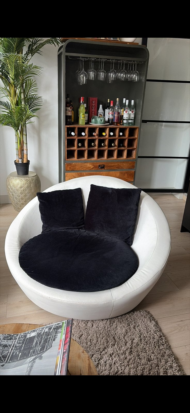 Gratis op te halen: Witte ronde fauteuil met zwarte kussens, Huis en Inrichting, Ophalen, Gebruikt, Kunststof, 75 tot 100 cm
