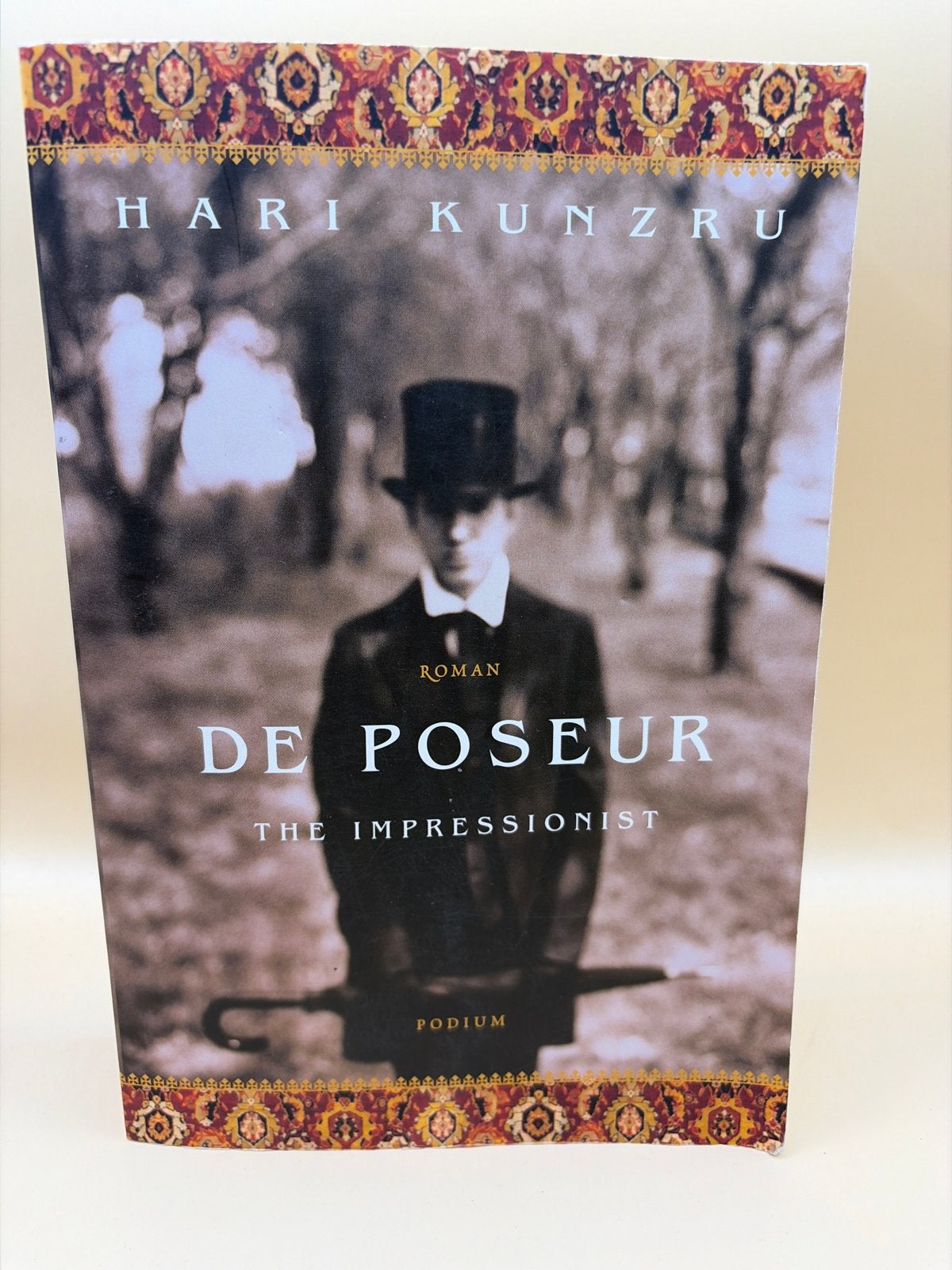 De Poseur - Hari Kunzru (Roman), Ophalen of Verzenden, Gelezen, Nederland