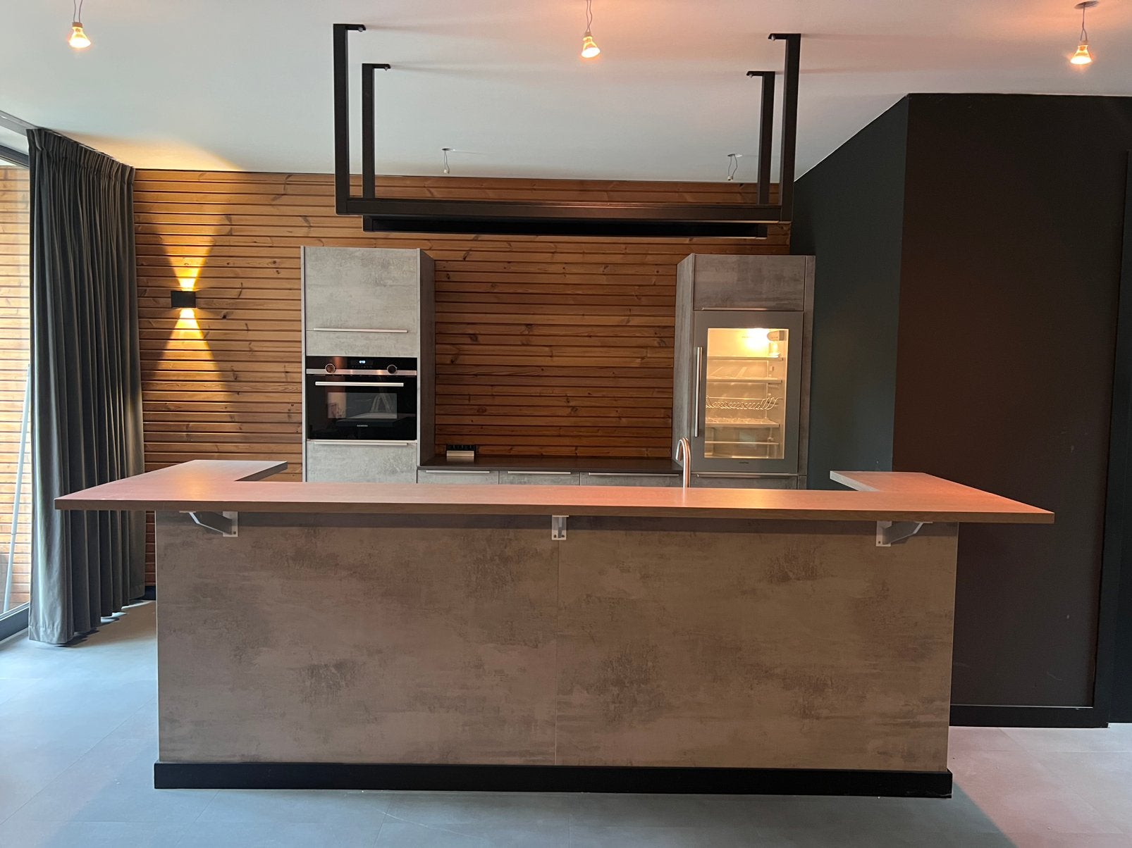 Moderne keuken met Siemens apparatuur en bar, Ophalen, Zo goed als nieuw, Grijs, Composiet