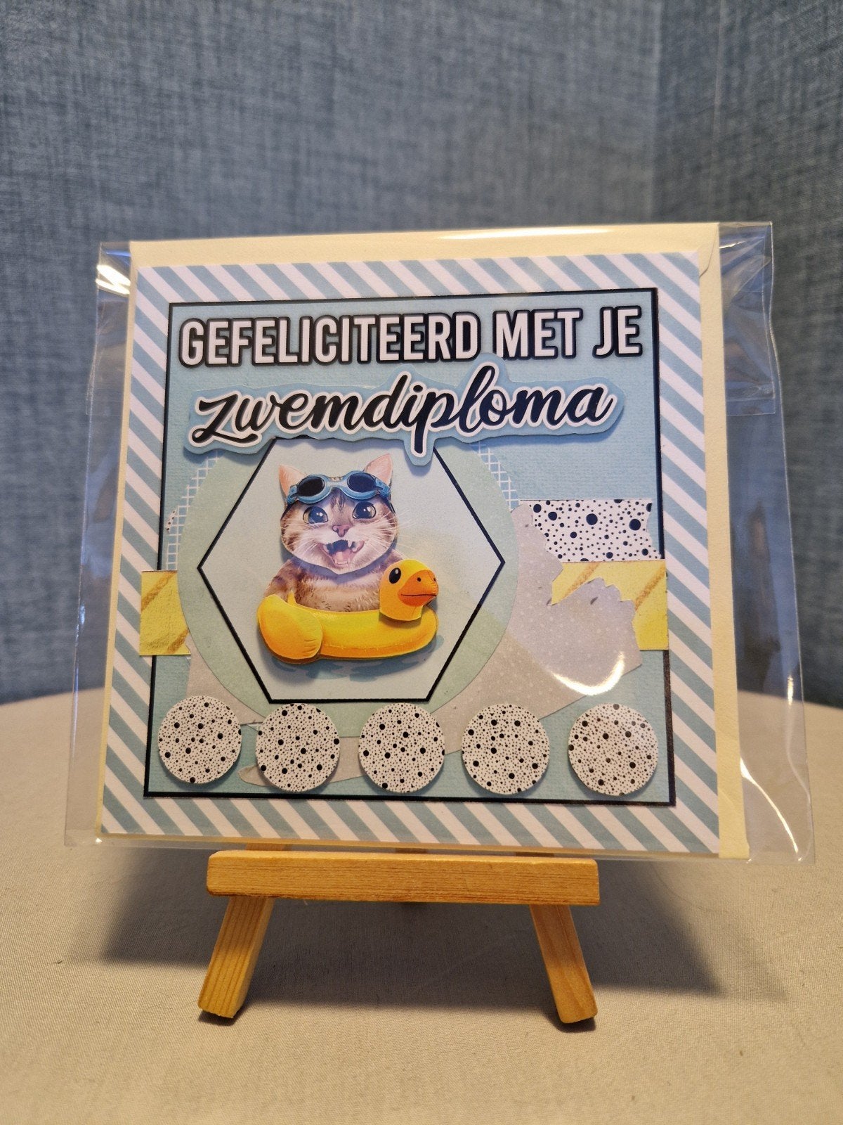 Kaartje geslaagd zwemdiploma kat met bril en zwemband, Ophalen of Verzenden, Nieuw, Overige thema's
