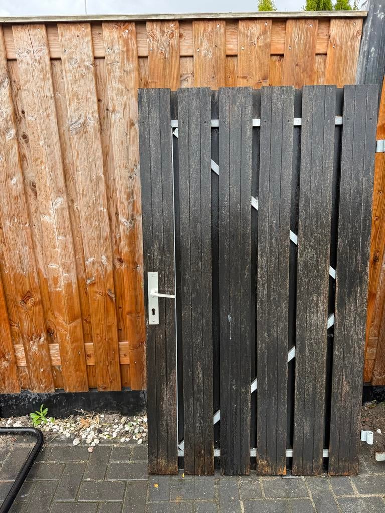 Zwarte houten poortdeur met handvat, 1 tot 2 meter, Minder dan 3 meter, Ophalen of Verzenden, Zo goed als nieuw