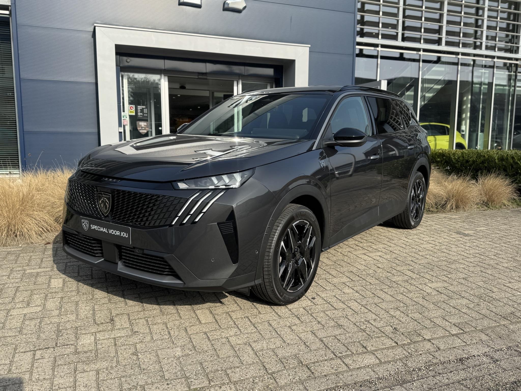 Peugeot 5008 Hybrid 145 GT l 360 Vision & Drive Assist Plus, Auto's, Verwarmde buitenspiegels, 1199 cc, Origineel Nederlands, Nieuw