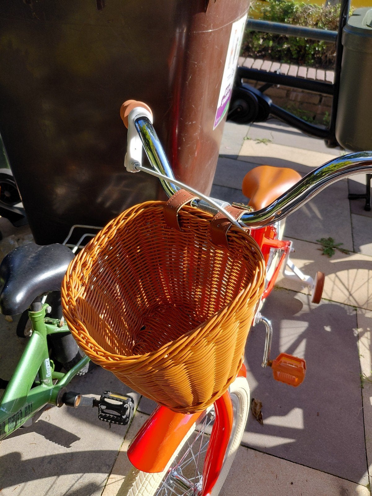 Nieuwe kunststof fietsmand met lederlook riempjes, Ophalen of Verzenden, Nieuw, Fietsmand, Stuurbevestiging
