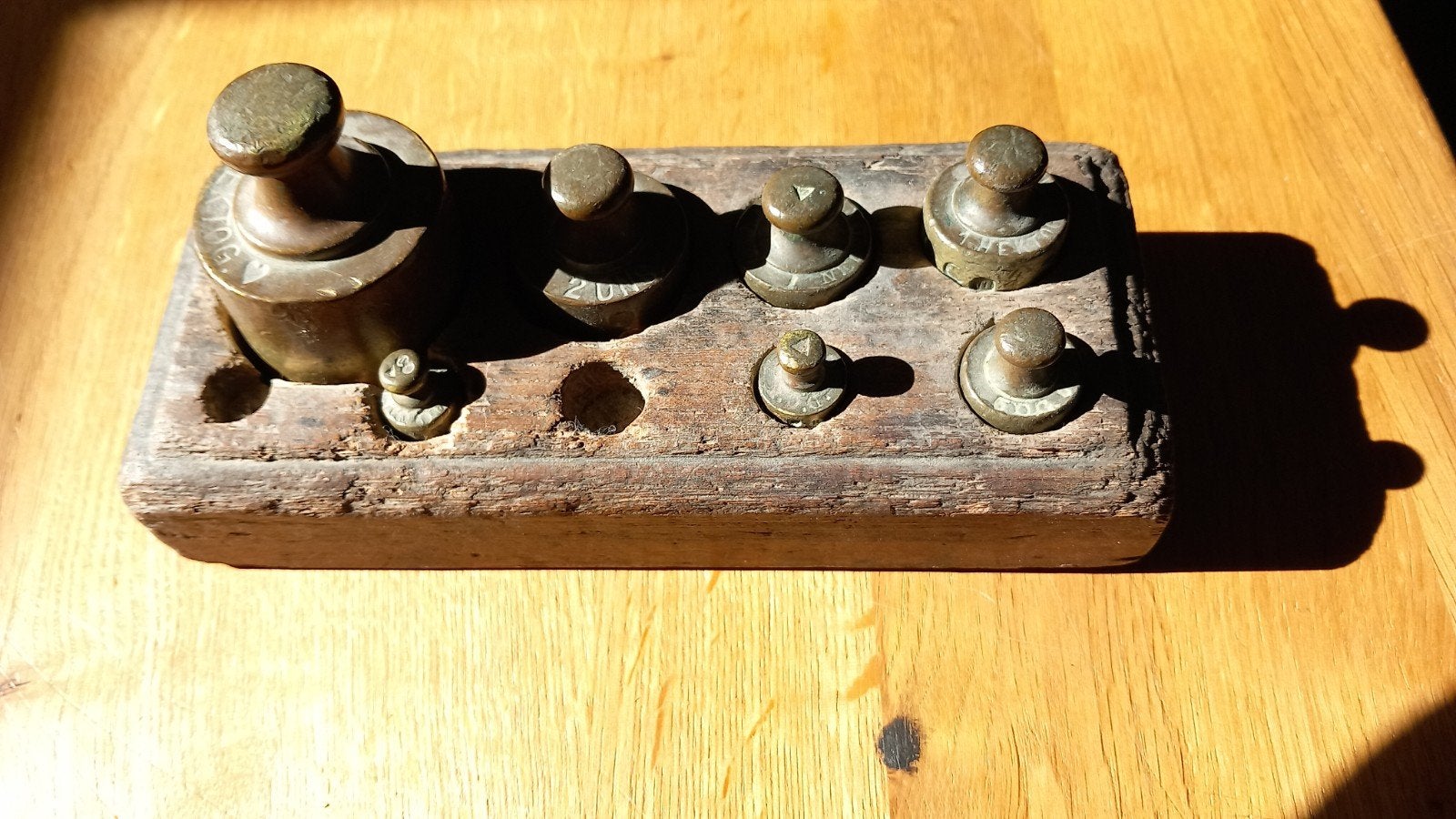 Antieke koperen gewichten set op houten blok, Ophalen of Verzenden