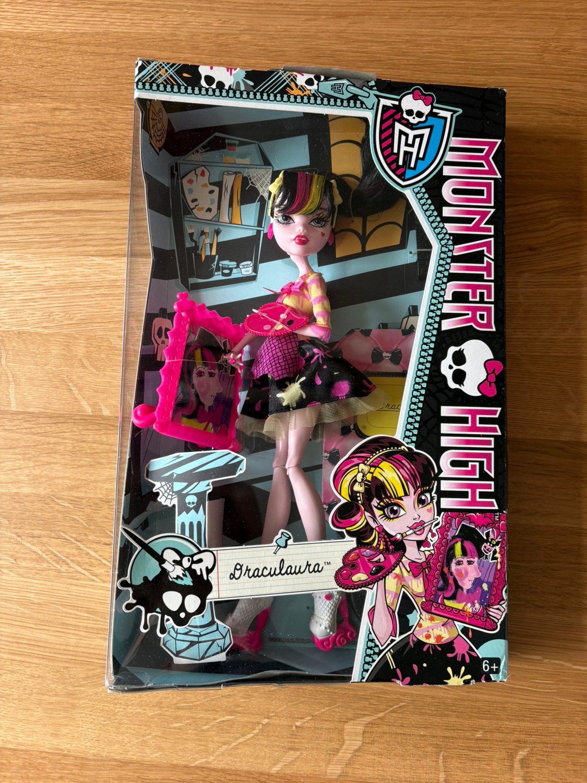Monster High Draculaura Art Class G1 2013 nieuw in doos, Ophalen of Verzenden, Zo goed als nieuw