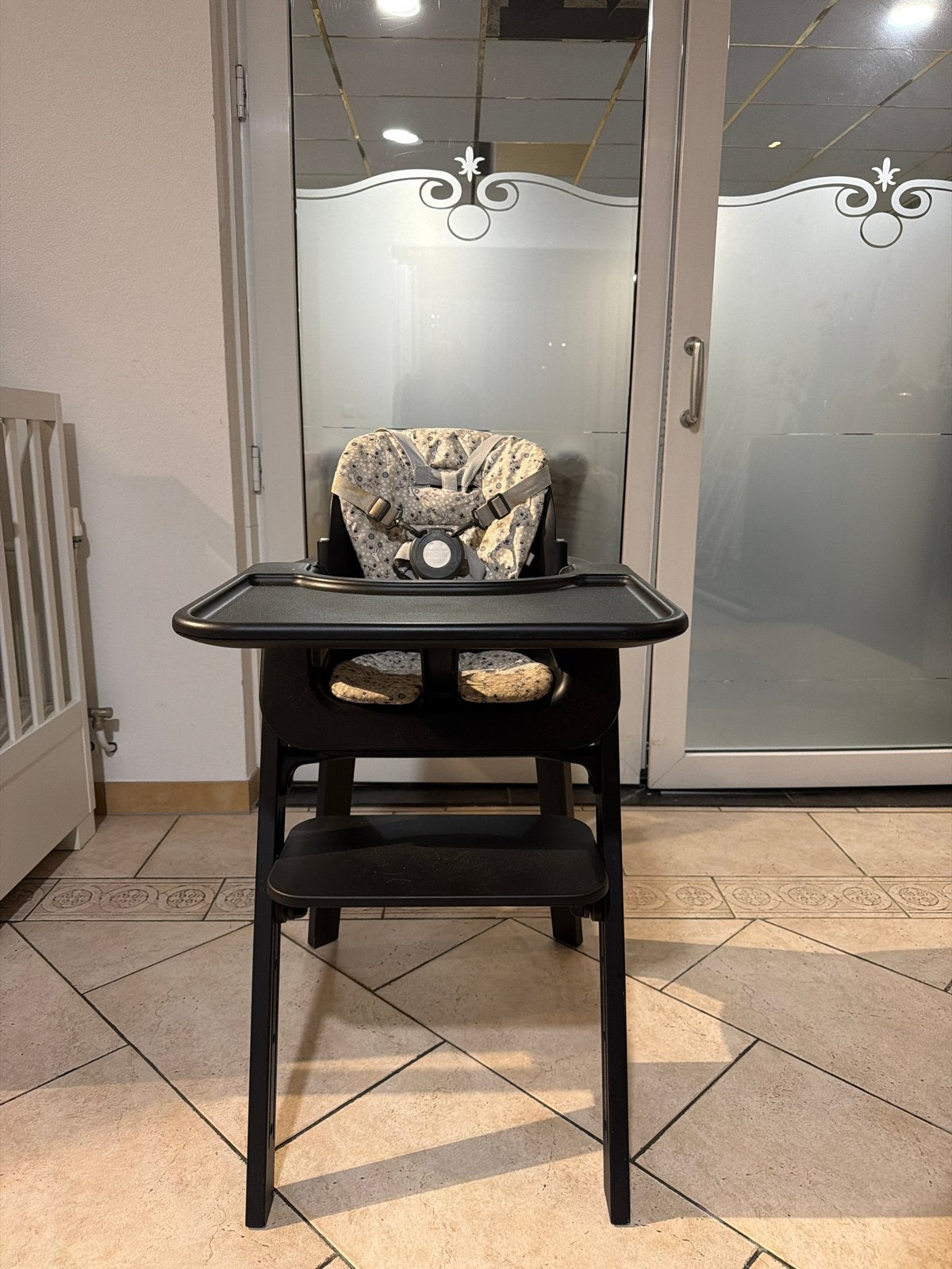 Stokke Clikk kinderstoel met eetblad en kussen, Kinderen en Baby's, Kinderstoelen, Ophalen of Verzenden, Zo goed als nieuw, Meegroeistoel