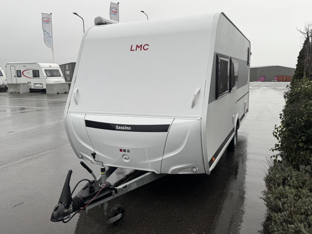 LMC Sassino 470 K verkocht, Caravans en Kamperen, Caravans, Dwarsbed, Bedrijf, 5 tot 6 meter, Schokbreker
