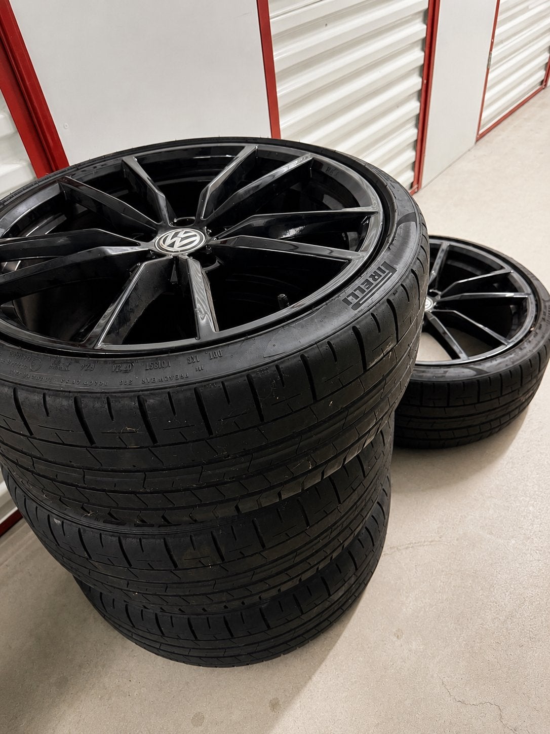 Originele VW Pretoria 19 inch zwart + Pirelli banden, Gebruikt, Banden en Velgen, 235 mm, Personenwagen