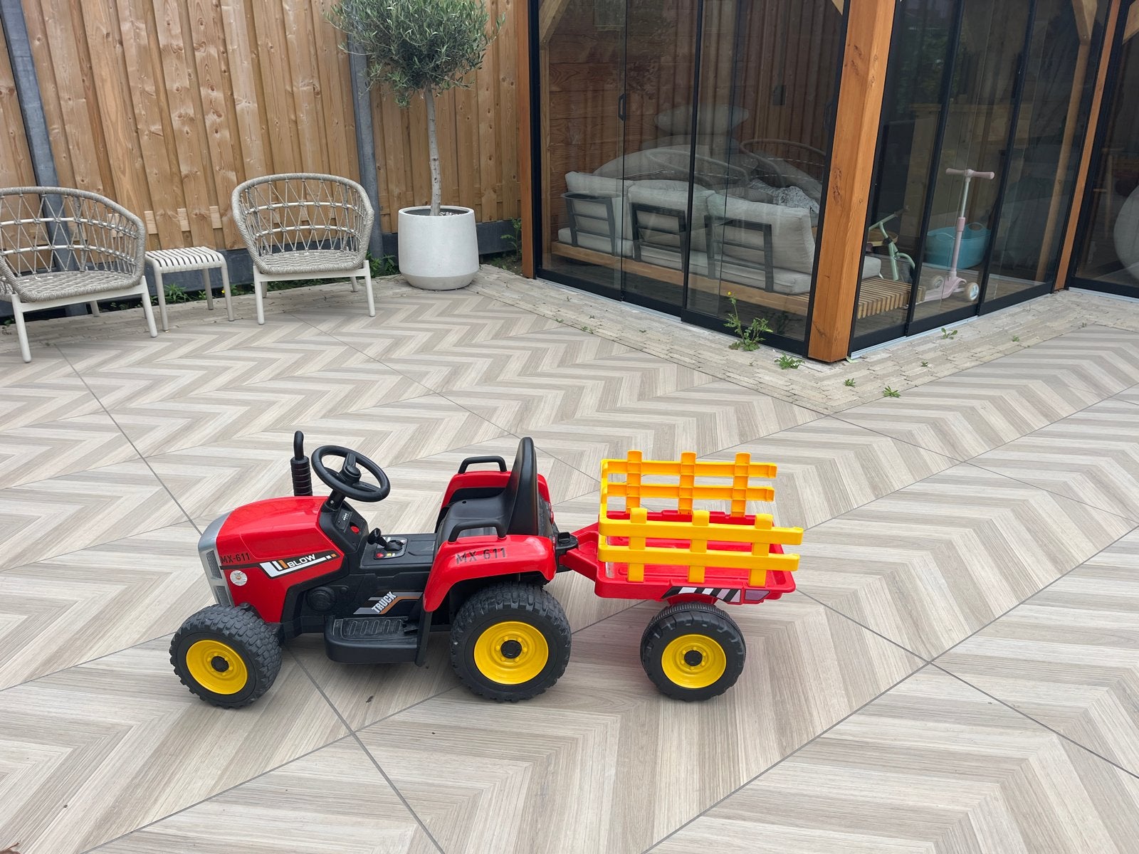 Kinder elektrische tractor met aanhanger, Ophalen, Gebruikt, Trapvoertuig