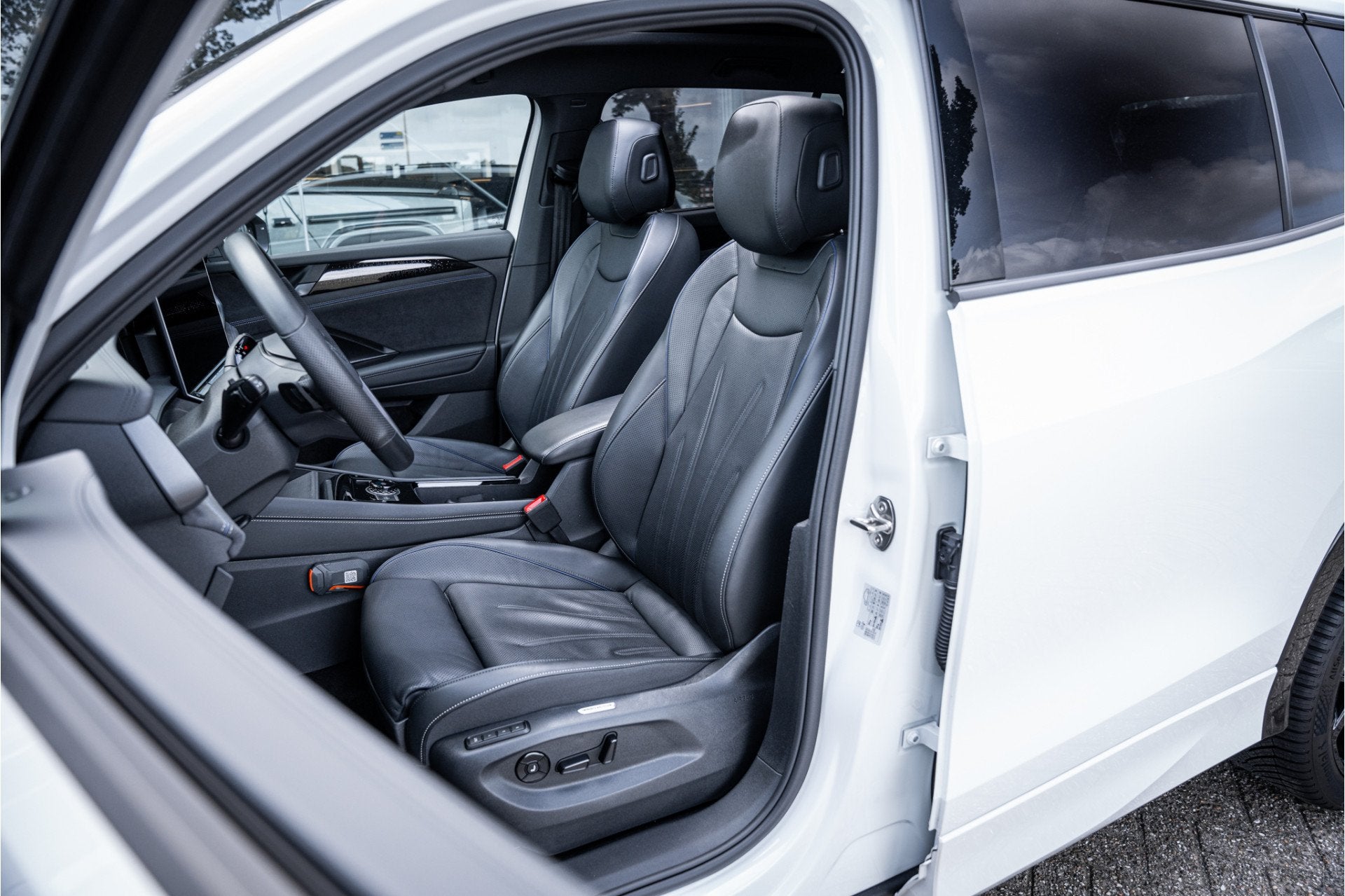 Volkswagen Tayron eHybrid R-Line Edition * Leder * Panodak *, 4 cilinders, Wit, Hybride Elektrisch/Benzine, SUV of Terreinwagen