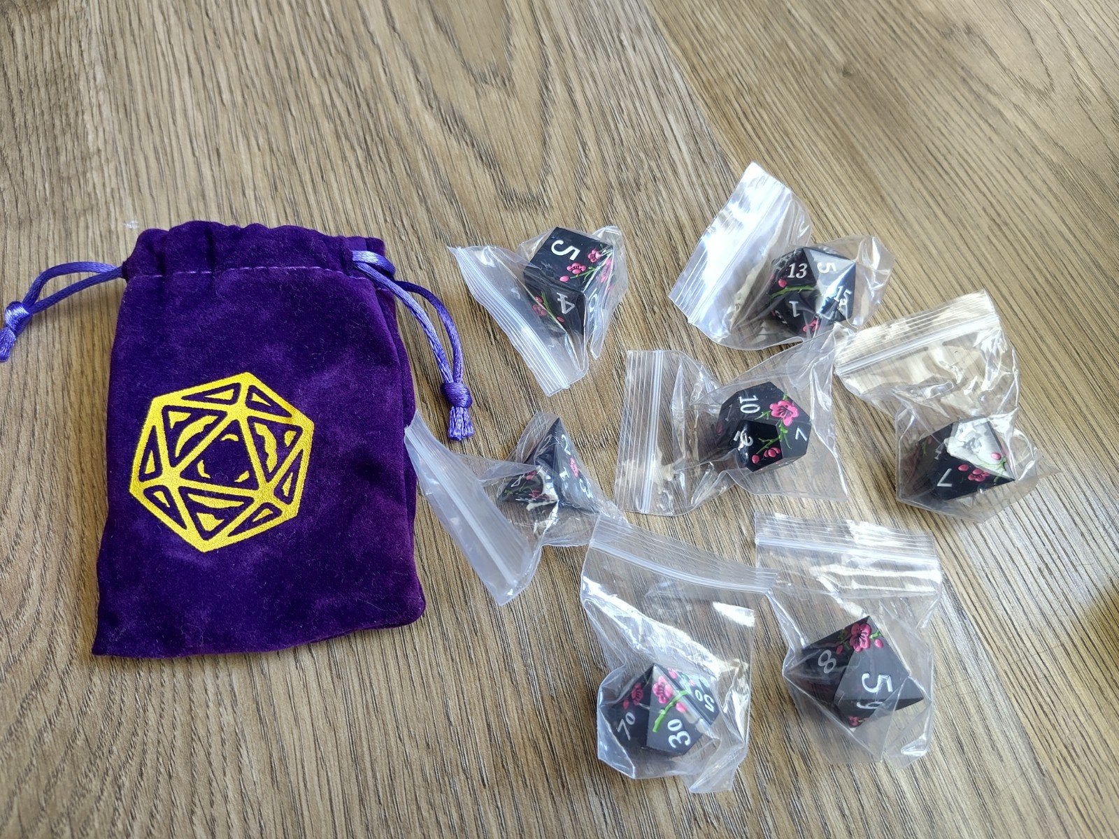 D&D / TTRPG metalen dobbelstenen set - Zwart met roze rozen, Een of twee spelers, Ophalen of Verzenden, Nieuw