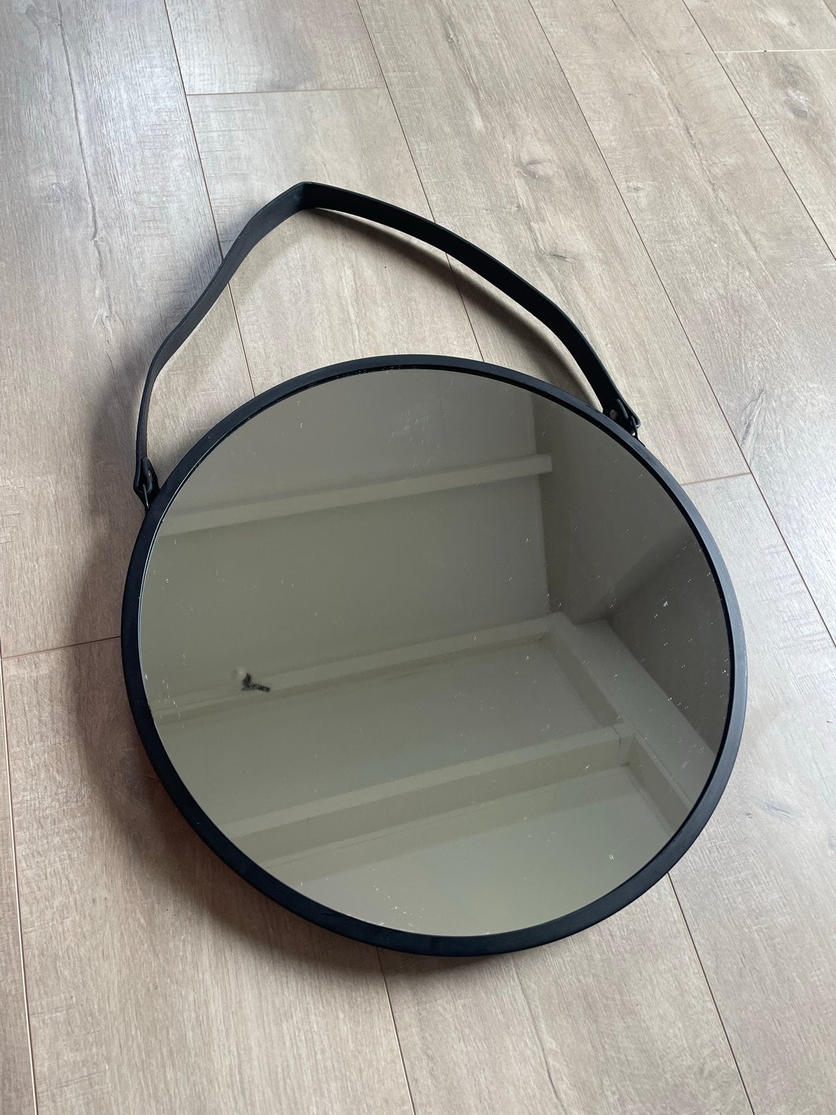 Ronde spiegel met zwarte rand en leren band, Huis en Inrichting, Ophalen, Zo goed als nieuw, Rond, 50 tot 75 cm