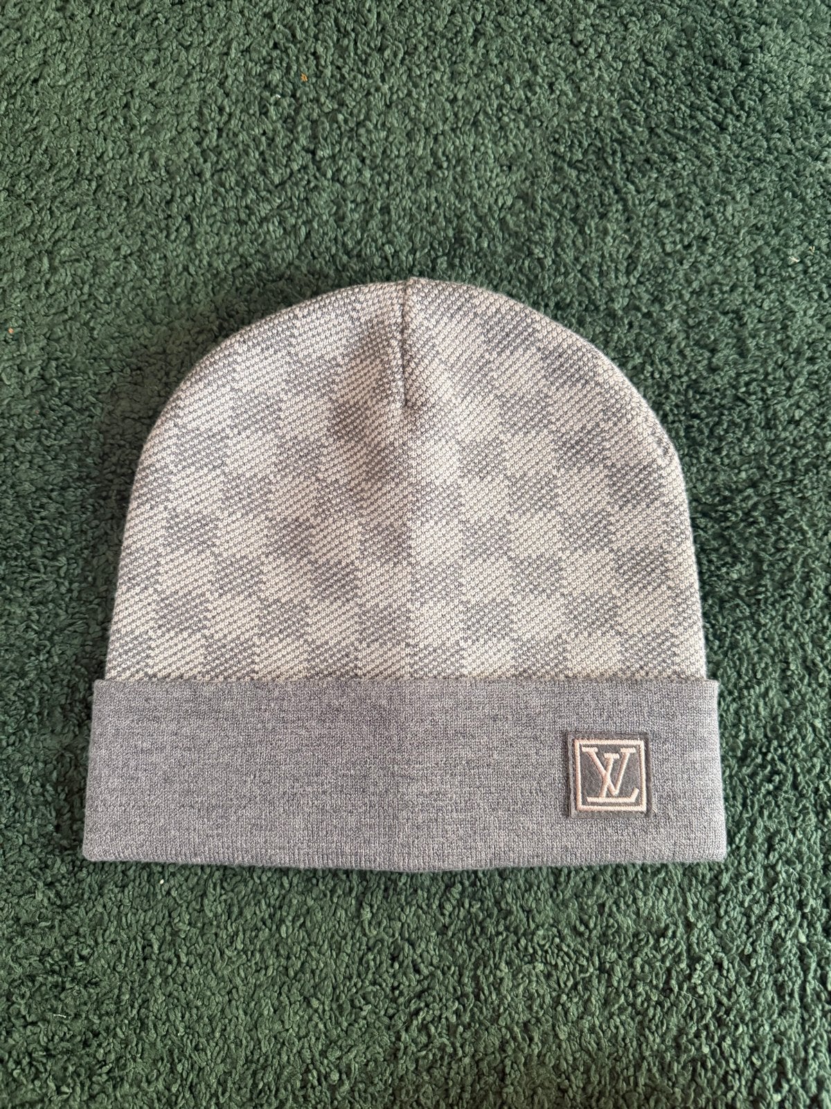 Louis Vuitton Muts - Grijs  Patroon, Kleding | Dames, Mutsen, Sjaals en Handschoenen, Verzenden, Zo goed als nieuw, Maat 38/40 (M)