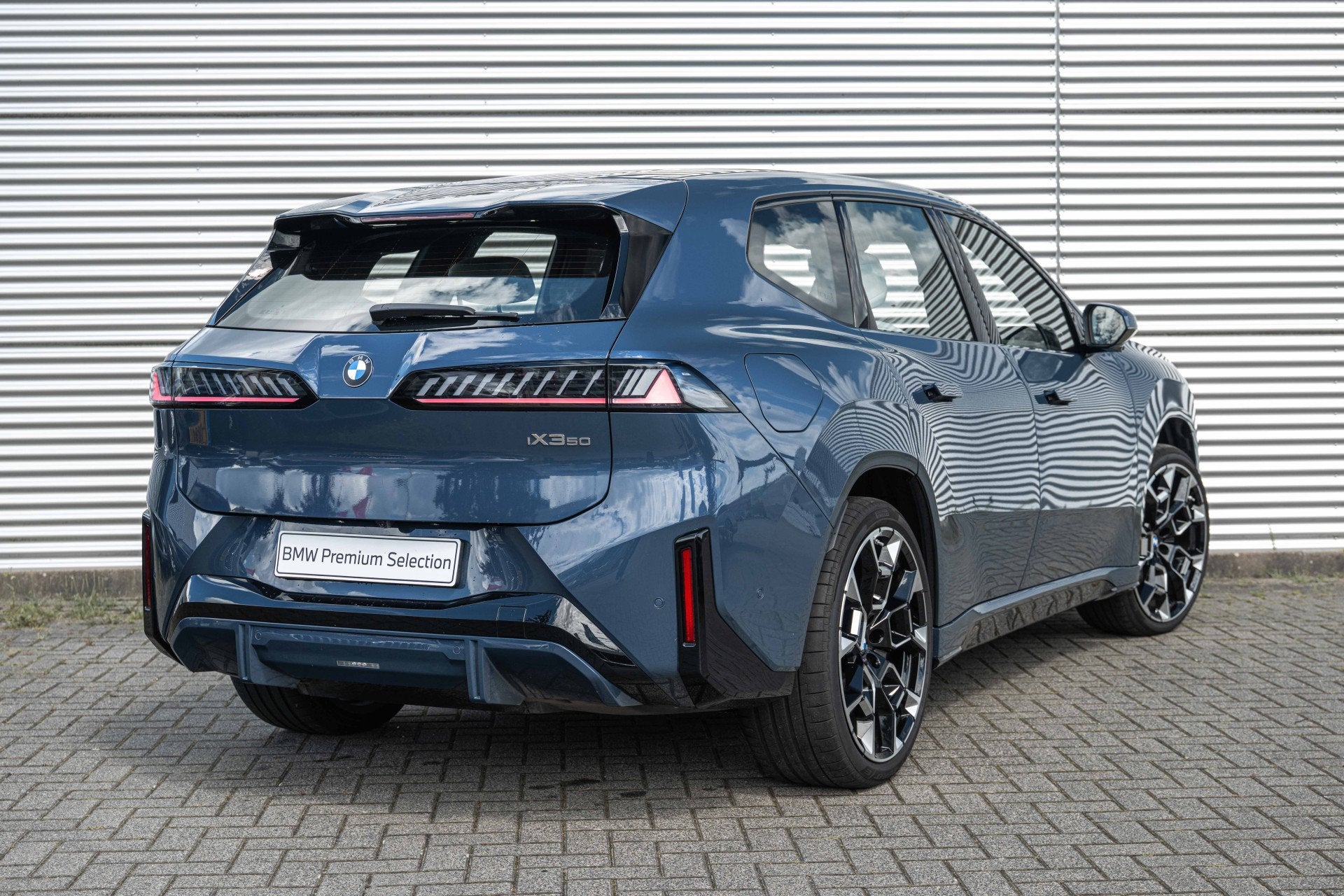 BMW iX3 50 xDrive M Sport / Trekhaak / Panoramadak / Iconic, Auto's, BMW, Automaat, Gebruikt, Blauw, 2260 kg