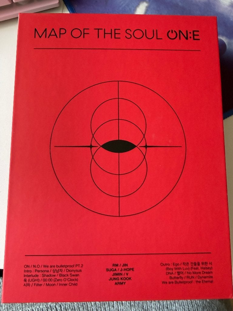 BTS map of the soul ON:E rood, Vanaf 12 jaar, Ophalen of Verzenden, Zo goed als nieuw, Muziekvideo's