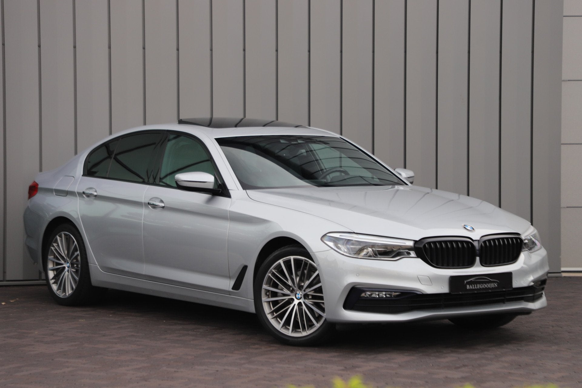 BMW 5 Serie 520i High Executive Aut8 | 184PK | Panoramadak |, Automaat, 1998 cc, Achterwielaandrijving, Gebruikt