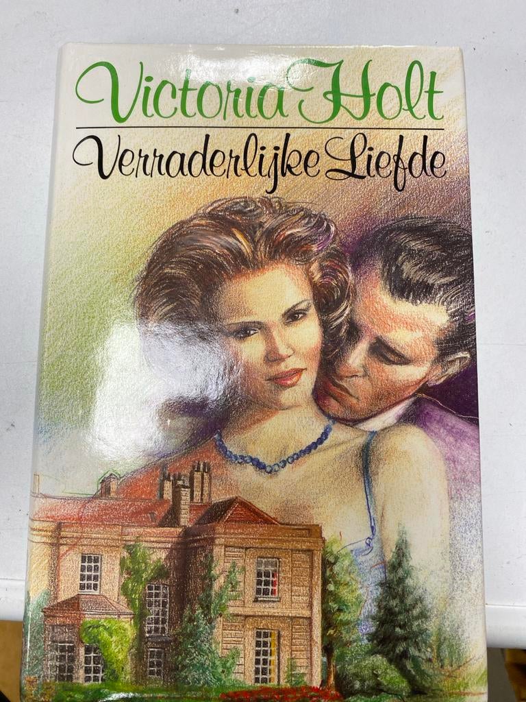 Victoria Holt - Verraderlijke Liefde, Boeken, Romans, Gelezen, Nederland, Ophalen of Verzenden