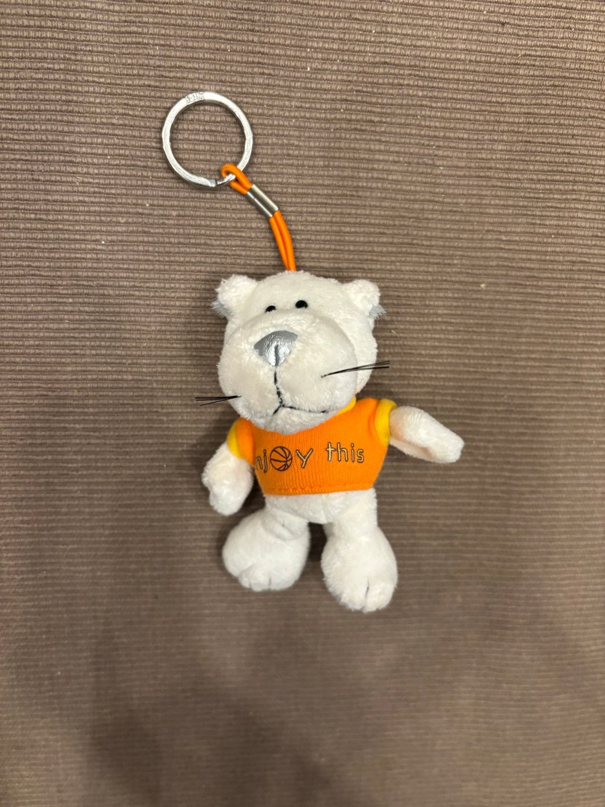 NICI sleutelhanger wit katje met oranje shirt Enjoy this!, Ophalen of Verzenden, Zo goed als nieuw, Knuffel of Figuurtje