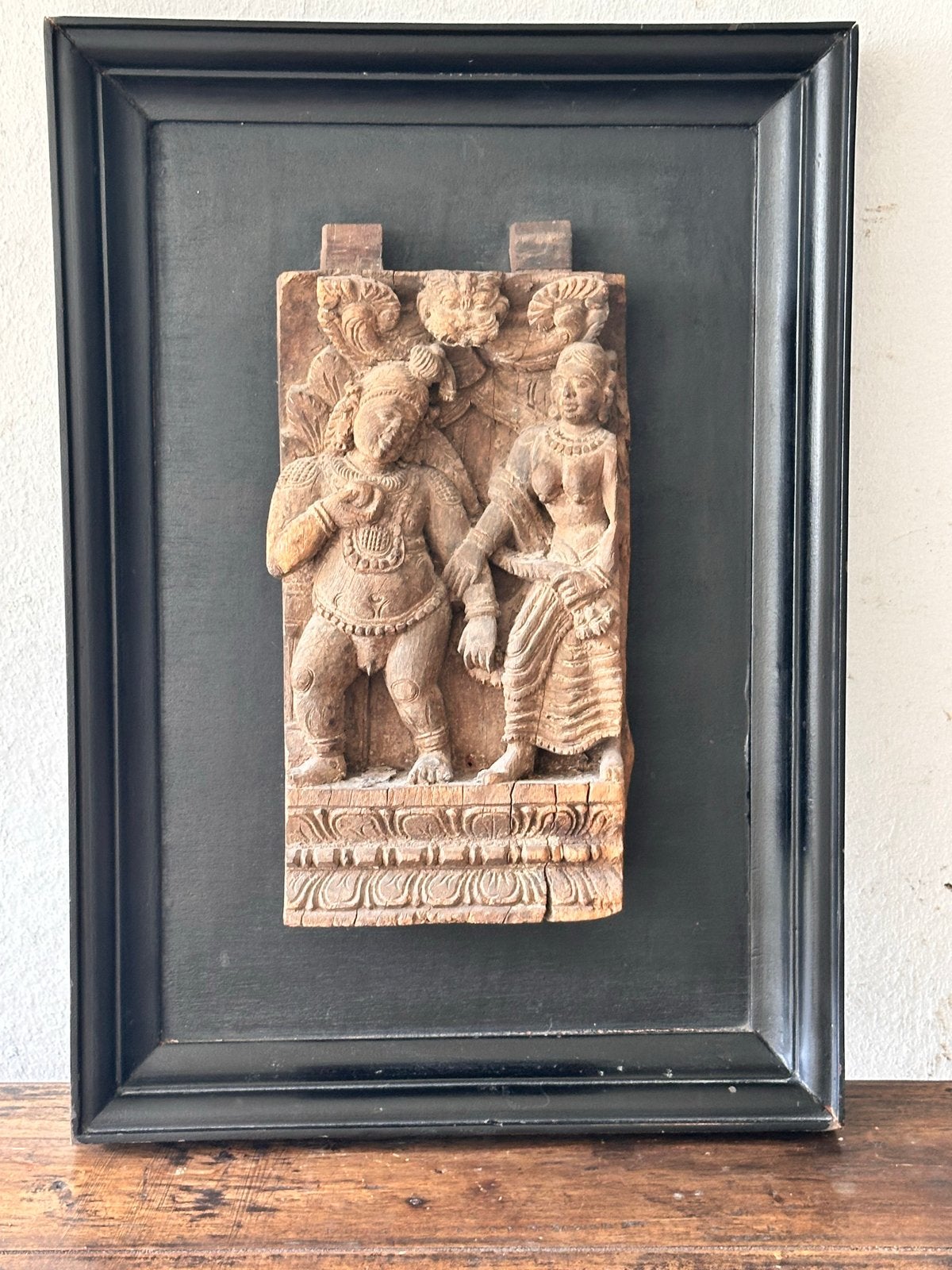 Antiek Indiaas houtsnijwerk van goden in lijst, Antiek en Kunst, Bruin, India, Houtsnijwerk, Gesneden