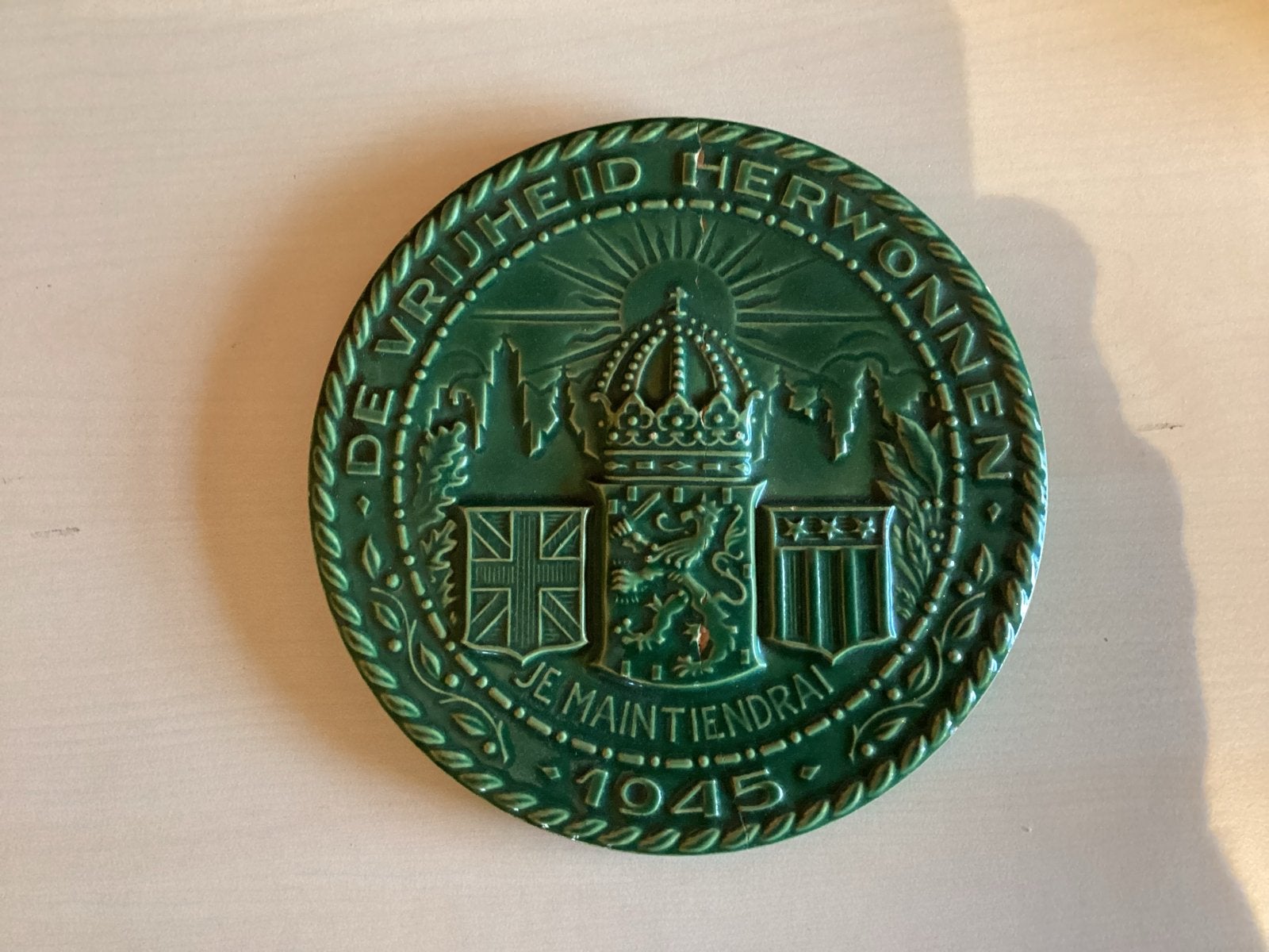 Mosa Maastricht wandbord 'De Vrijheid Herwonnen 1945', Antiek en Kunst, Antiek | Wandborden en Tegels, Ophalen of Verzenden