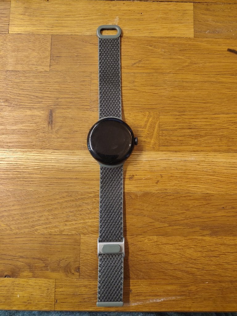 Google Pixel Watch (1e generatie) met 3 laadkabels