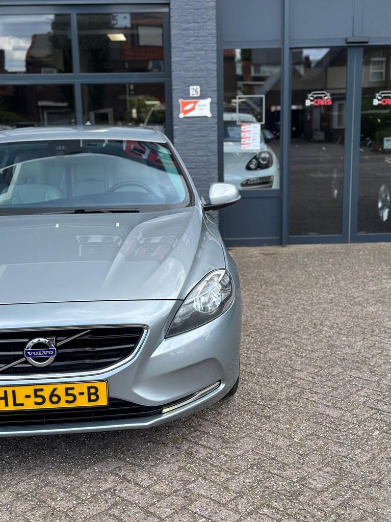 Volvo V40 1.6 D2 Summum R-Design|StoelMM|Aut|Leer|Camera|, Auto's, Euro 5, Gebruikt, 4 cilinders, 700 kg