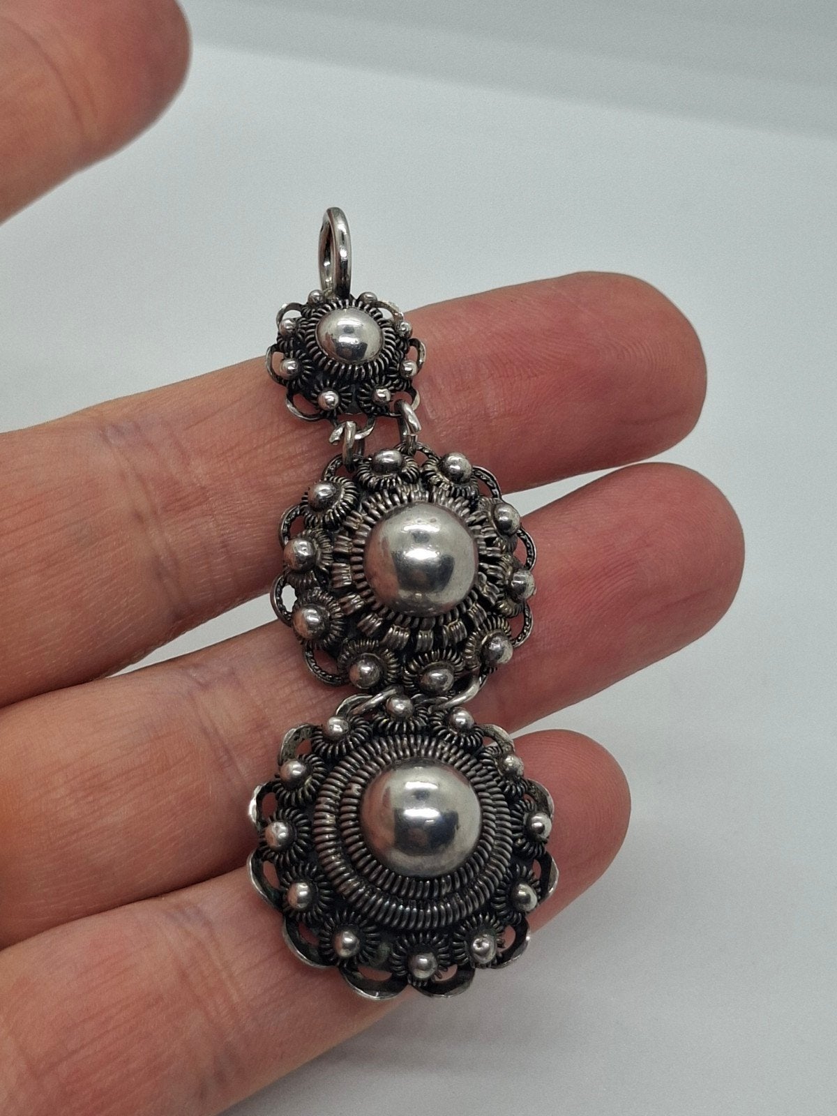 Zilveren kettinghanger met 3 antieke Zeeuwse knopen, Sieraden, Tassen en Uiterlijk, Ophalen of Verzenden, Zilver, Zilver, Overige voorstellingen