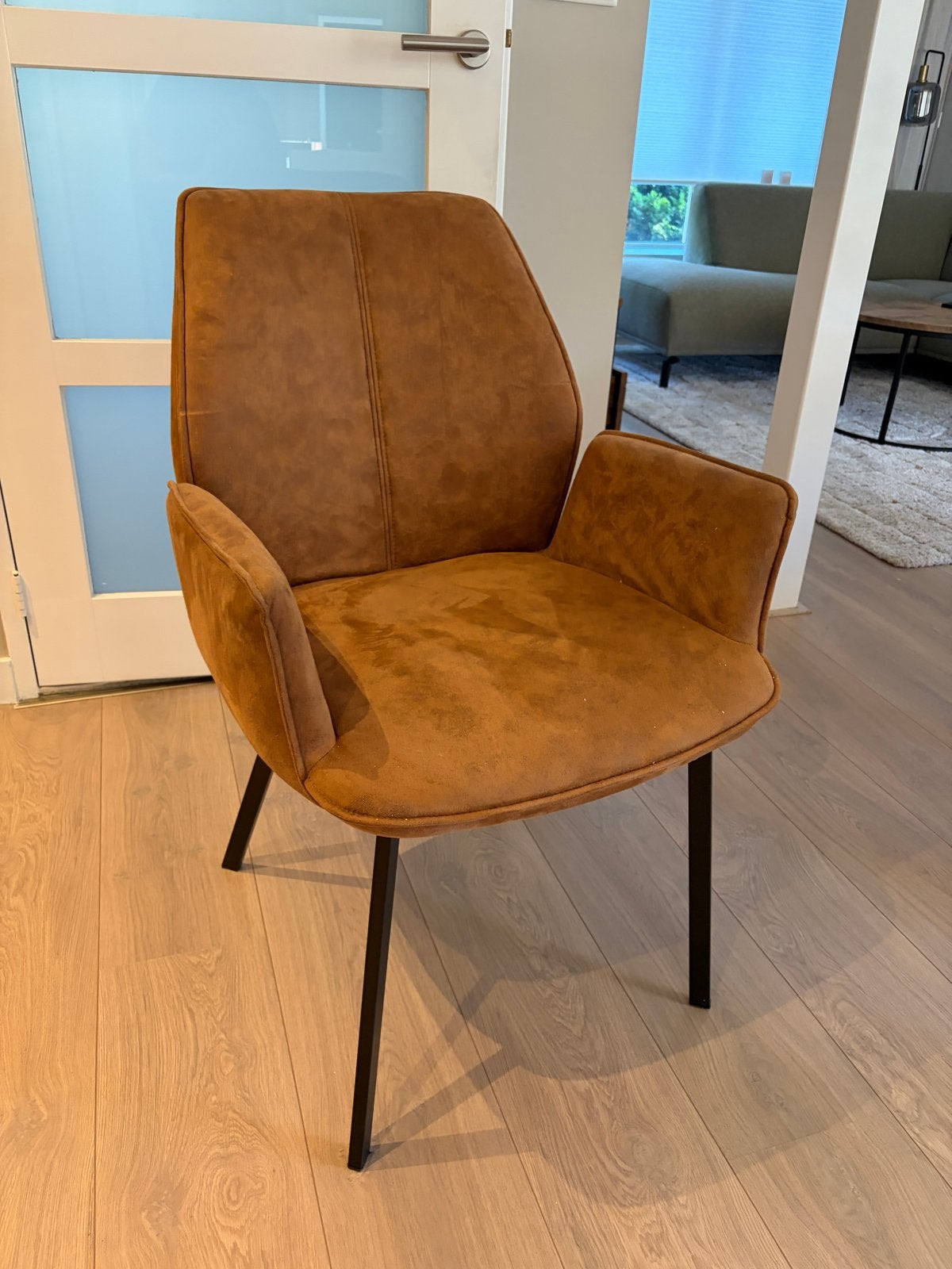 Set van 4 bruine eetkamerstoelen met armleuningen, Huis en Inrichting, Stoelen, Ophalen, Bruin, Zo goed als nieuw, Stof
