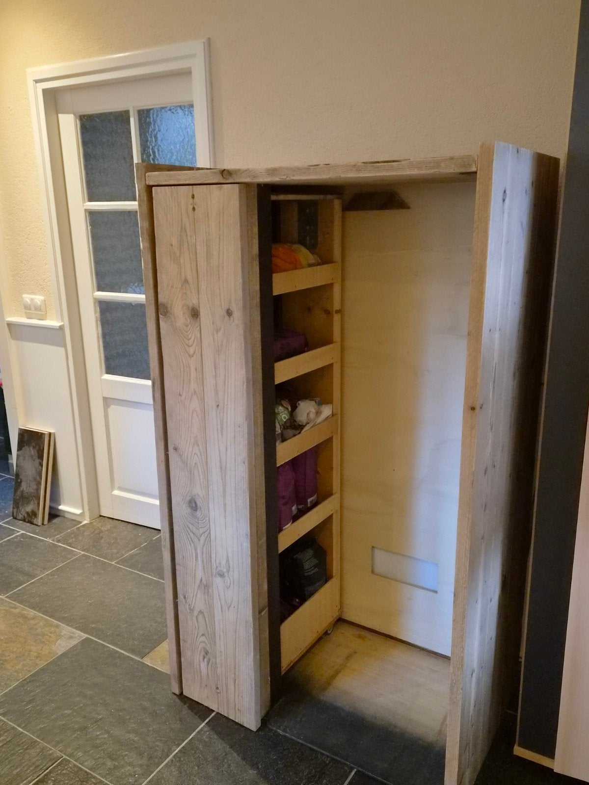 Koelkastombouw steigerhout met uittrekbare apothekerskast, Ophalen, Gebruikt
