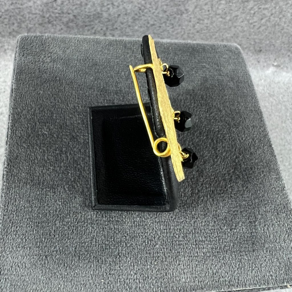 Gouden Broche | 14k | 1,8g | plaatje met 3 kralen | 415742, Gebruikt, Minder dan 4 cm, Ophalen of Verzenden, Goud