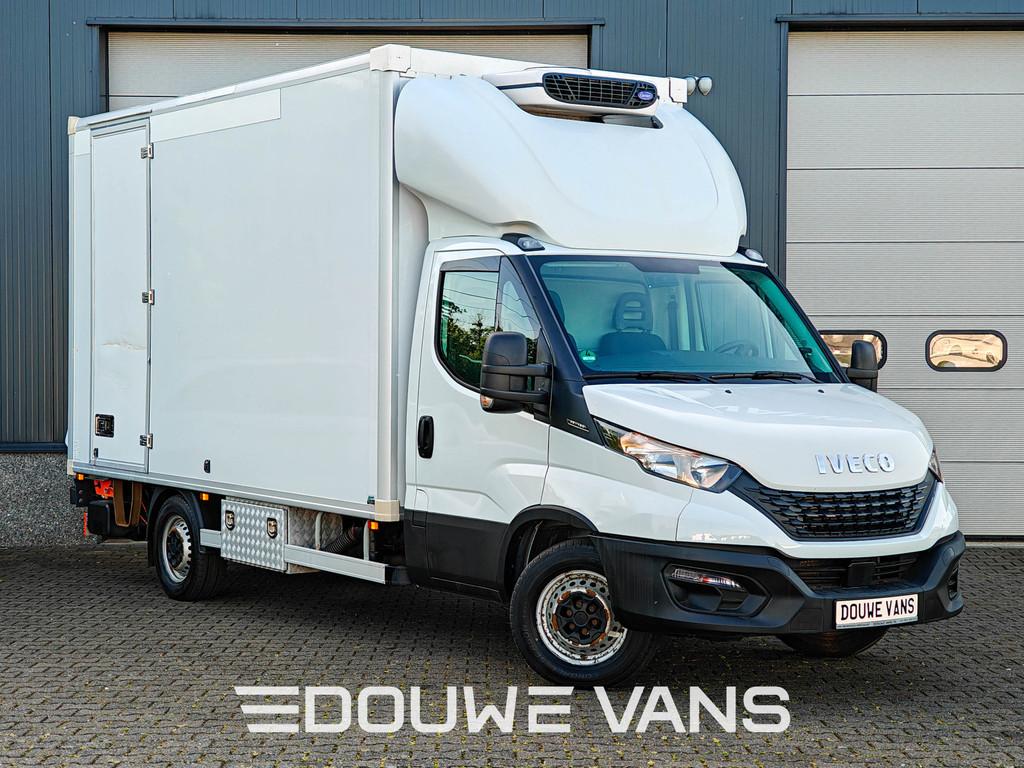 Iveco Daily 2.3 Koelwagen Airco Laadklep DAB Geveerde Stoel, Auto's, Bestelauto's, Stof, Gebruikt, Zwart, Iveco