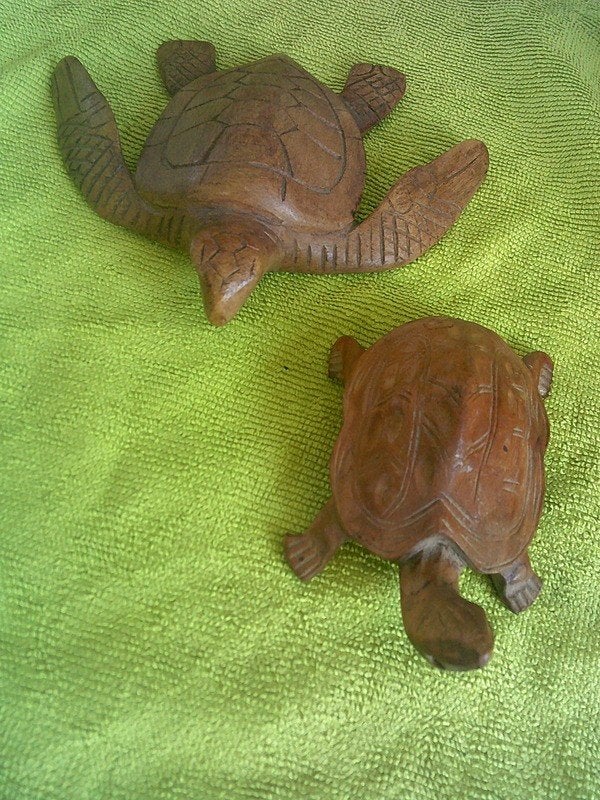 2 houten handgesneden Balinese schilpadjes, Ophalen of Verzenden